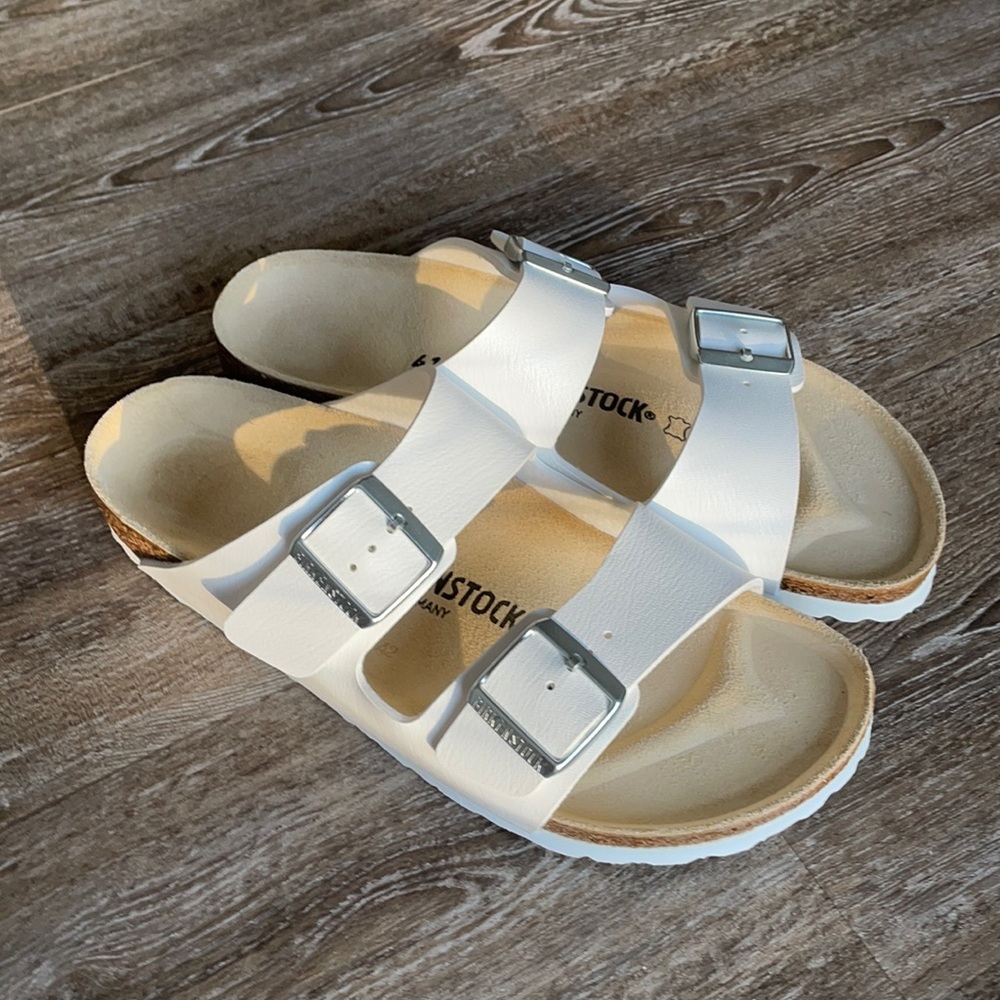 NWT white strapped Birkenstock’s